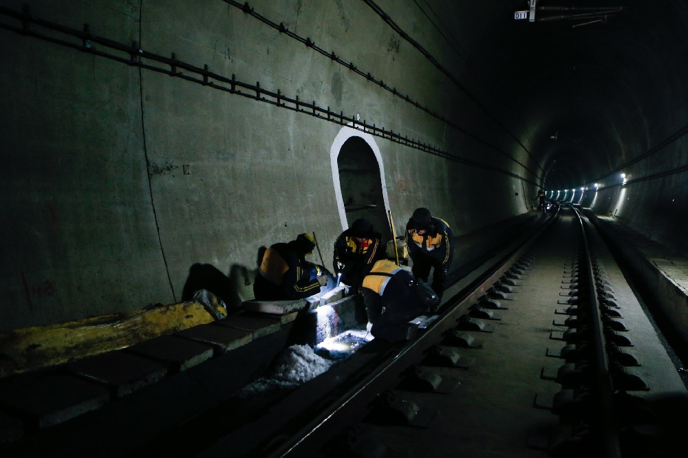 阿拉山口铁路运营隧道病害现状